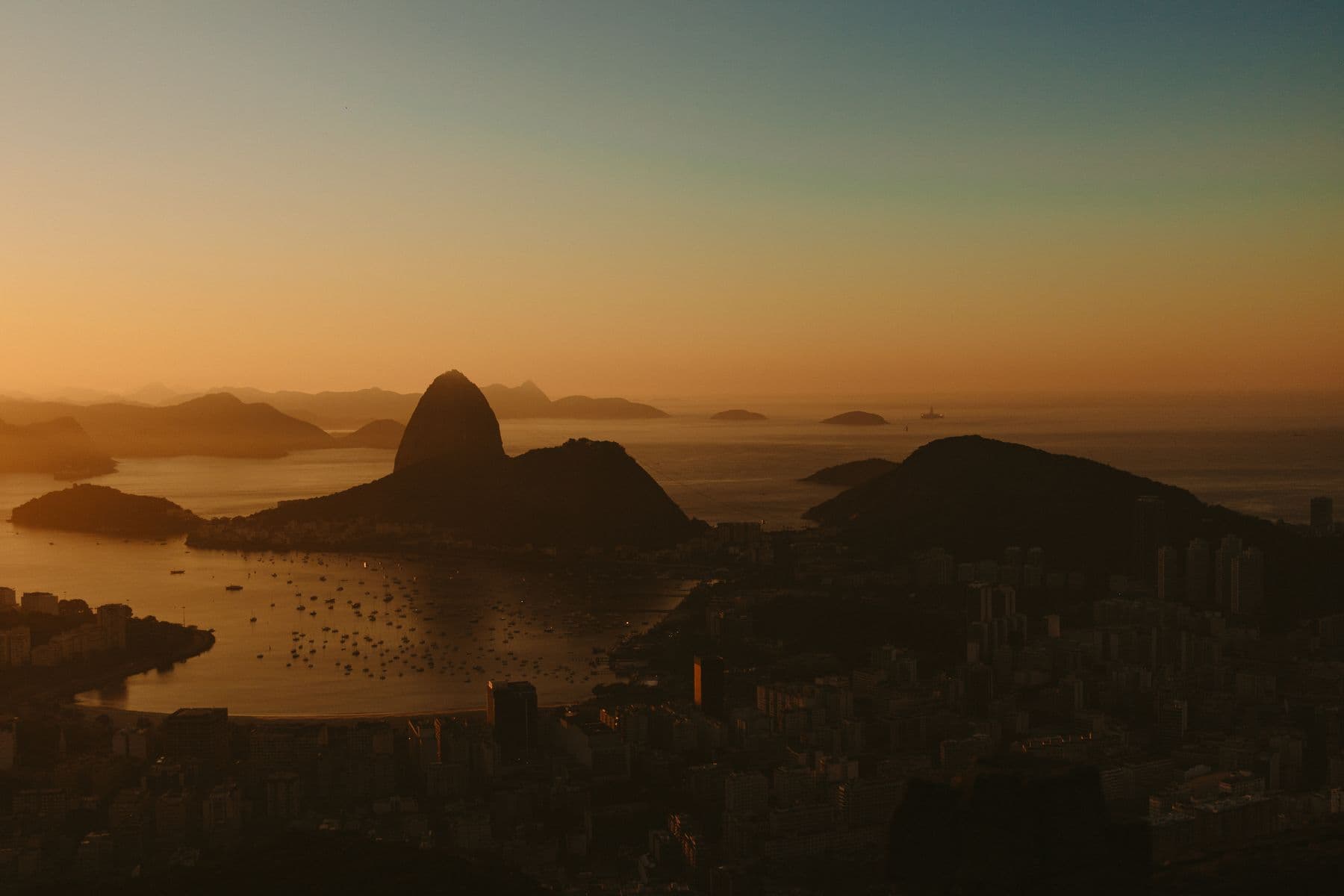 O Pão de Açúcar e a Baía de Guanabara ao entardecer, Rio de Janeiro